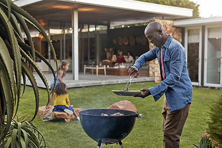 hombre cocinando en la parrilla