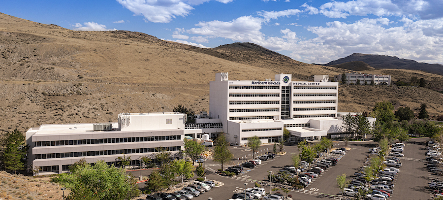 Centro Médico del Norte de Nevada en un día soleado