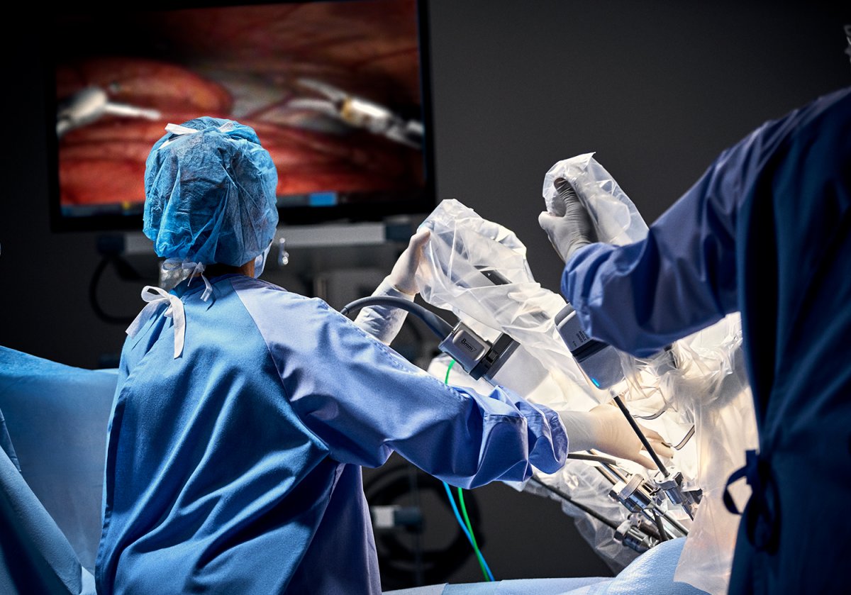 Cirujanos que utilizan el sistema quirúrgico da Vinci Xi