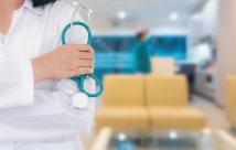 Un profesional médico que sostiene un instrumento médico en un consultorio médico.
