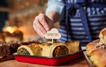 Un artículo de panadería con un marcador sin gluten.